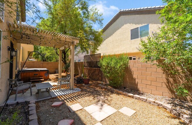 Building Photo - Charming 3 Bedroom Home in the Heart of So...
