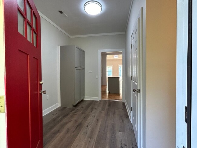 Building Photo - 401 Francis St E