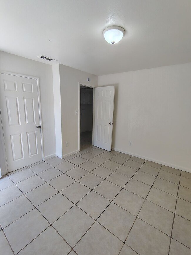 Building Photo - 2 Bed / 1 Bath – Gated Unit with Private Patio | Bakersfield