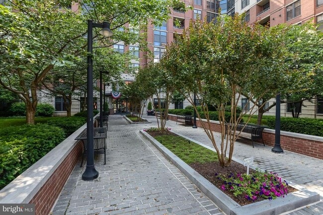 Building Photo - 1021 N Garfield St