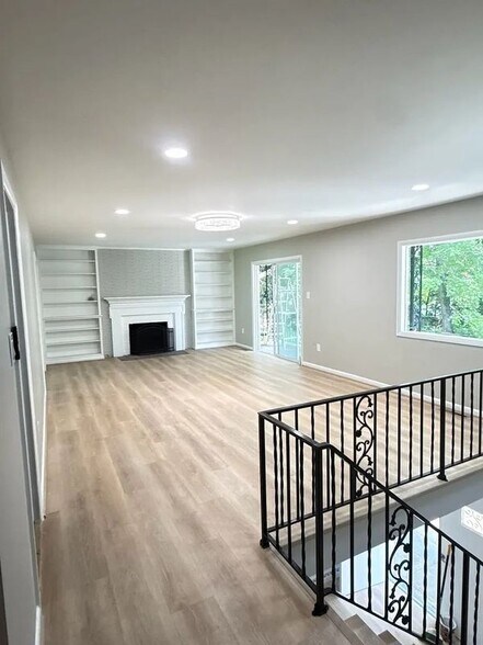 Building Photo - 1260 Kenmore Dr