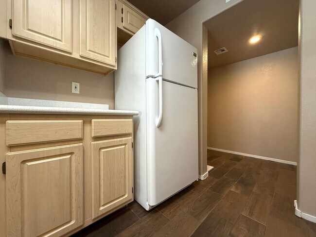 Building Photo - Beautiful 3-bedroom townhome in a desirable gated Green Valley community!