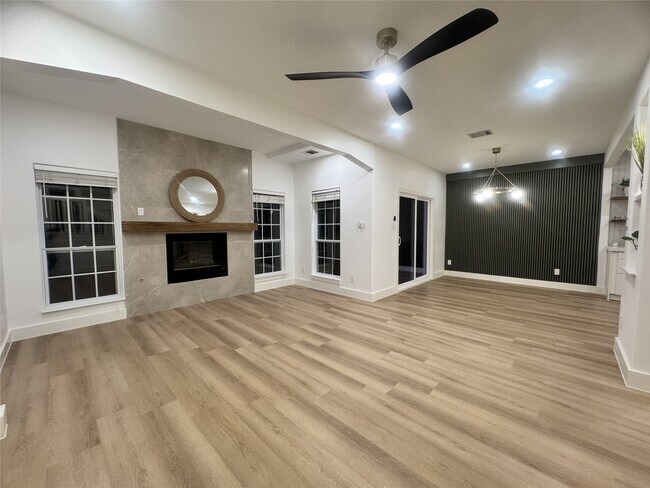 Building Photo - 516 S Post Oak Ln