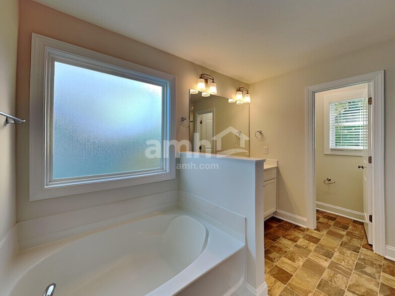 Building Photo - 102 White Ash Ln