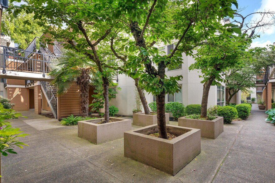 Building Photo - 1535 SW Clay St