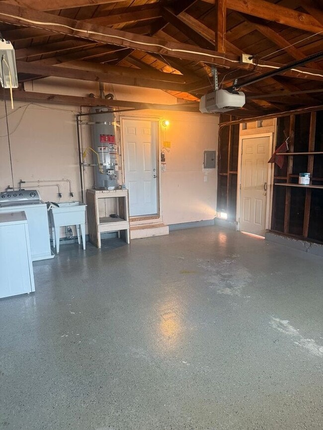 Building Photo - Charming 3 bedroom 2 bath home