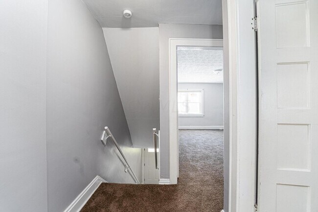 Building Photo - 1662 E Sycamore