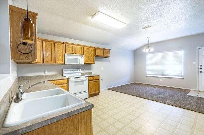 Building Photo - 538 N Kirby Ave