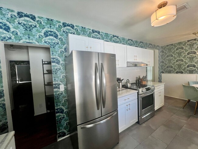 Building Photo - 6-8 MONTH FURNISHED RENTAL -NE ST. PETE 2/...