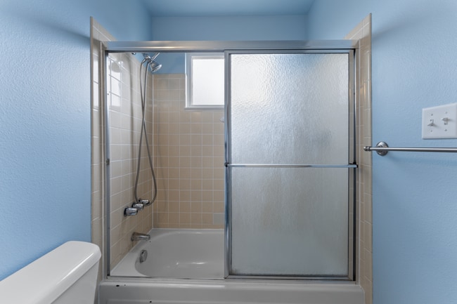 Building Photo - Tri-Level 4 Bed Home Near Ft. Carson