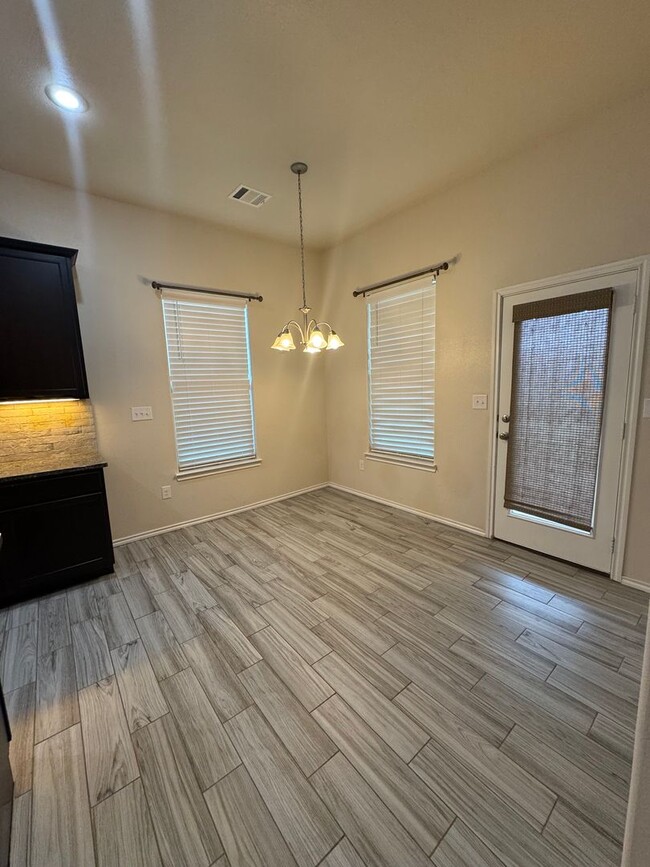 Building Photo - Located in Heritage Hills!!! 3/2/2 Fabulou...