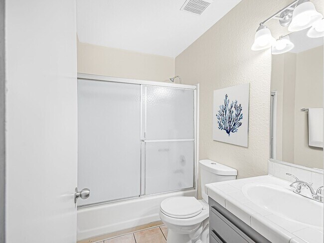 Building Photo - 1005 E Ave R