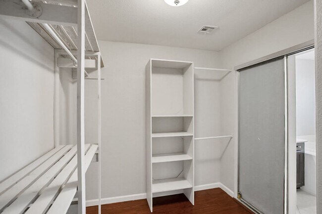 Building Photo - 4 Bedroom, 3 Den West Side Home