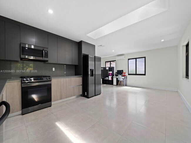 Building Photo - 252 E 36th St