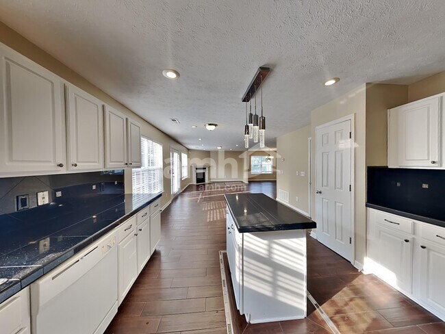 Building Photo - 586 Hollerman Ln