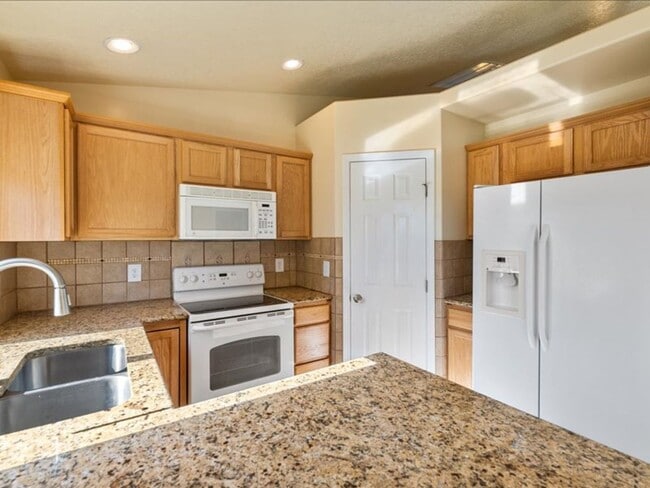 Building Photo - 3 Bedroom 2.5 Bathroom Home in Southwest B...