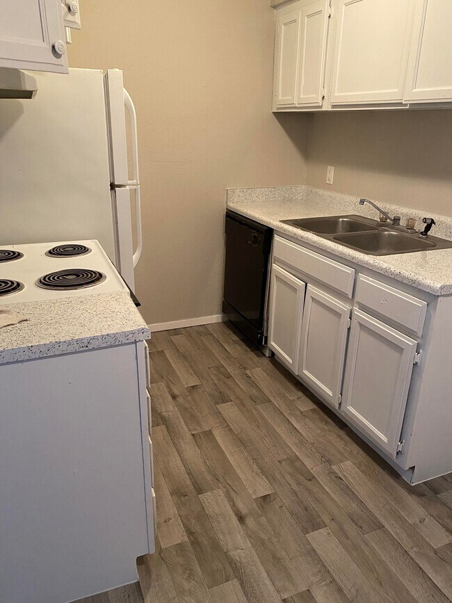 Kitchen - Harbor View Apartments