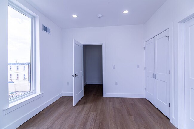 Building Photo - 137 E Cumberland St