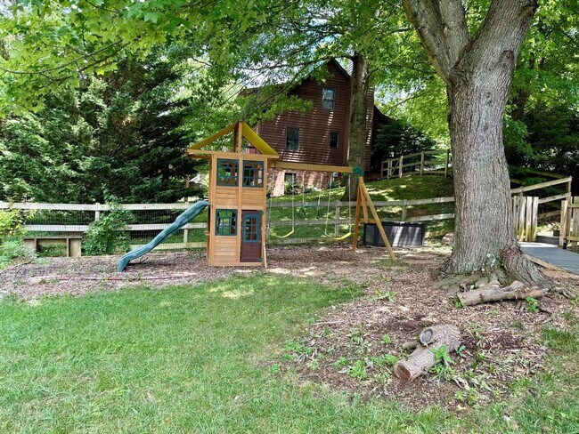 Building Photo - 6 bed/3 1/2 bath.  Pet Friendly