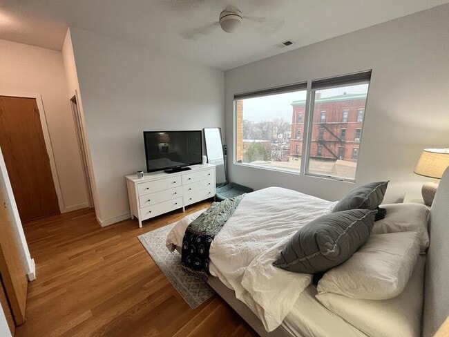 Building Photo - 1637 W Grand Ave