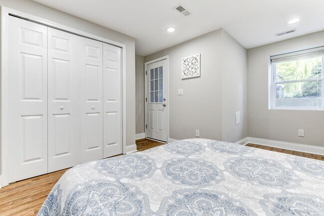 Building Photo - 3 Bed 2.5 Bath - Bloomingdale Condo - 1 Assigned Parking Space