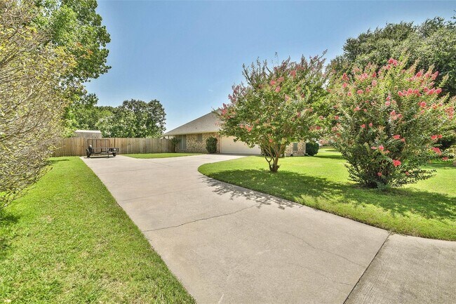 Building Photo - Beautiful Home on Mature Tree'd Lot  in We...