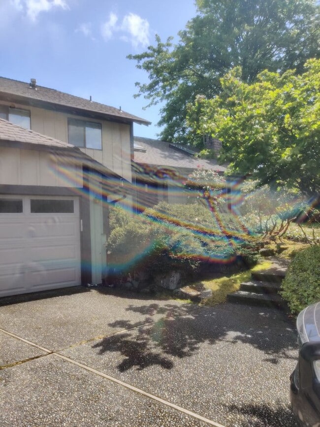 Building Photo - Private access to Lake Sammamish house