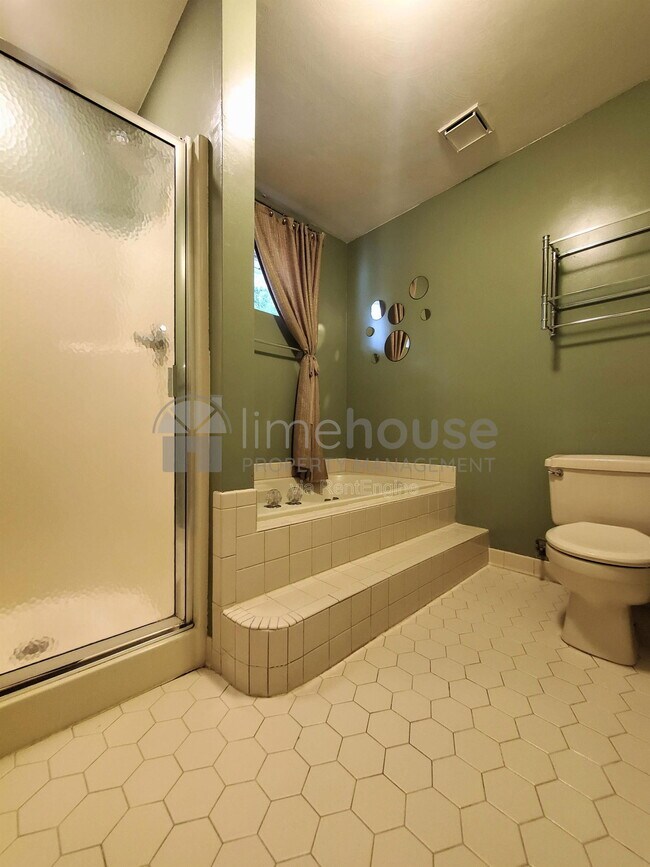 Building Photo - 909 Brandon Quay