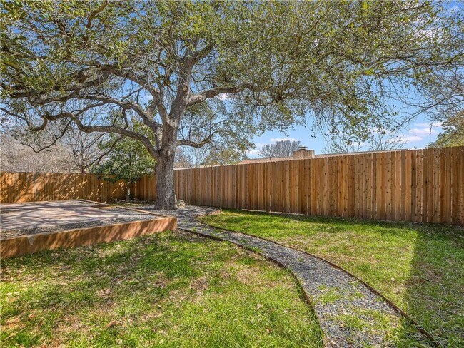 Building Photo - 11711 Oak Knoll Dr