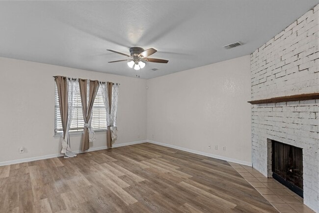 Building Photo - 4722 W Cuthbert Ave