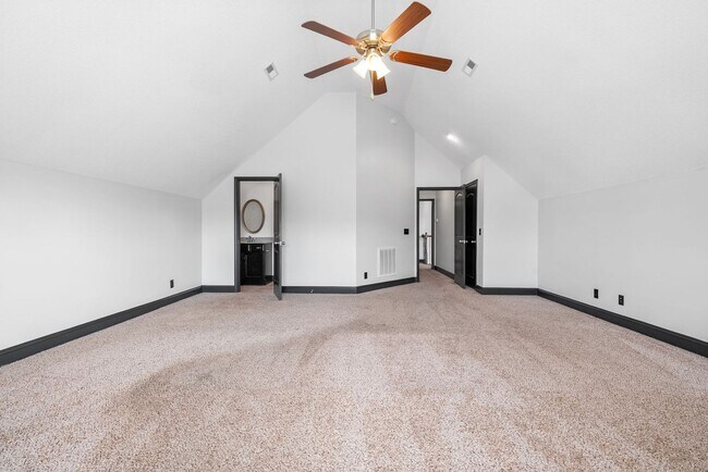 Building Photo - Pet Friendly Three Bedroom with Bonus in R...