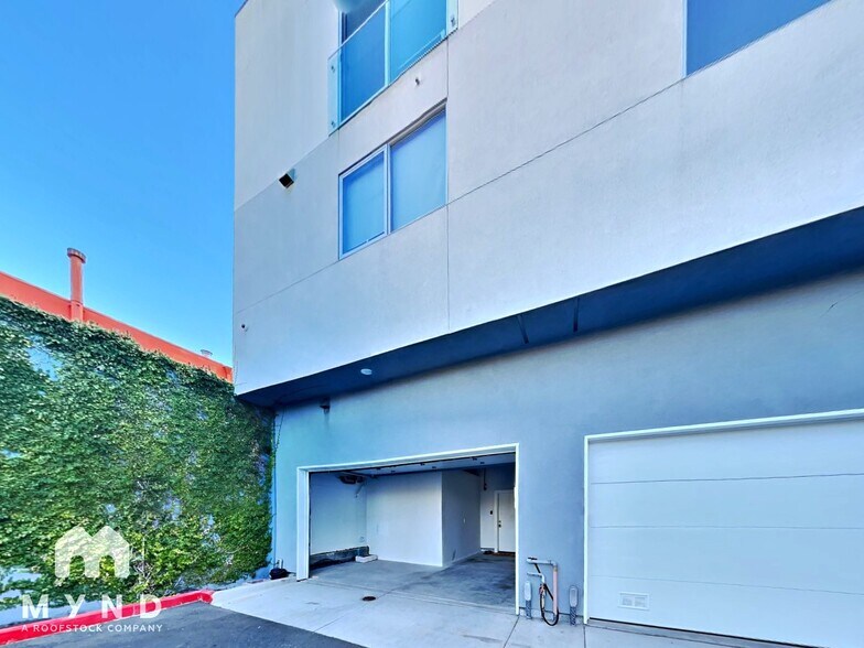 Building Photo - 3103 35th Ave