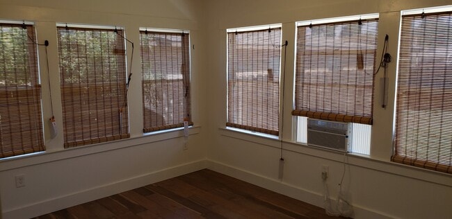 Building Photo - Must see this Antique Beauty! 3-bed/1 bath...