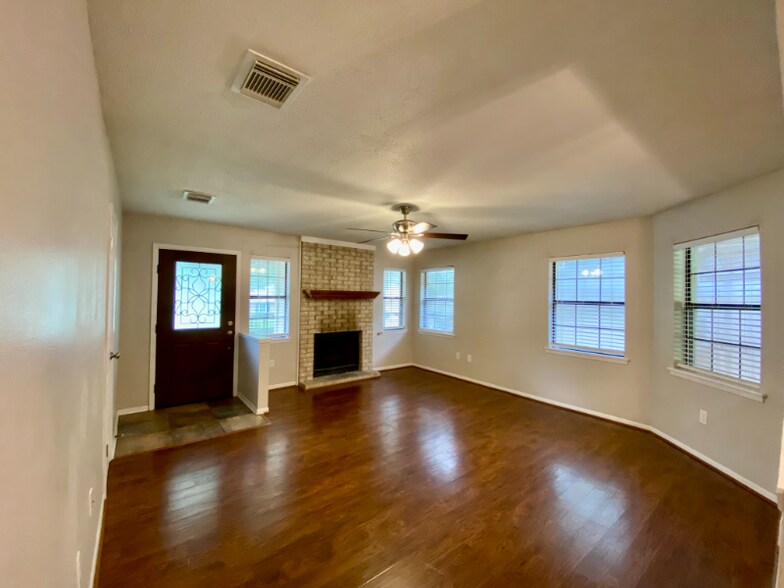 Building Photo - 5 Wind Drift Dr