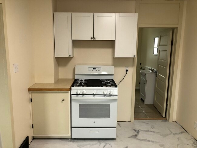 Gas stove - 1610 Ashman St