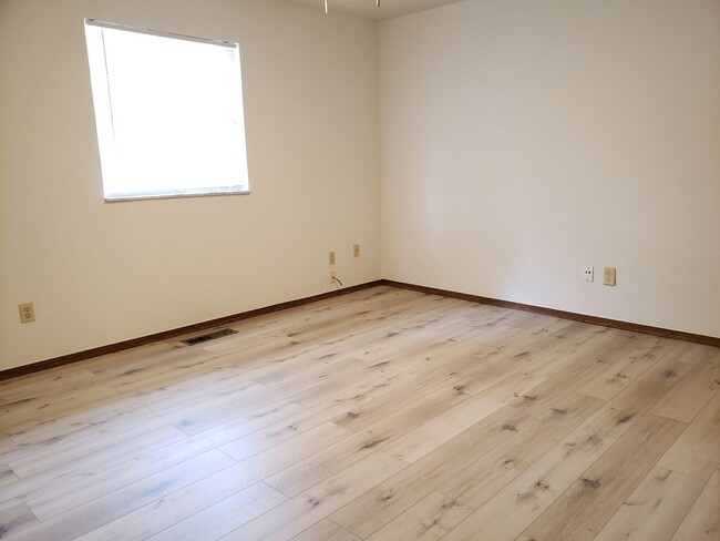 Building Photo - Bed | 2 Bath | 2 Car Garage - Putnam City ...