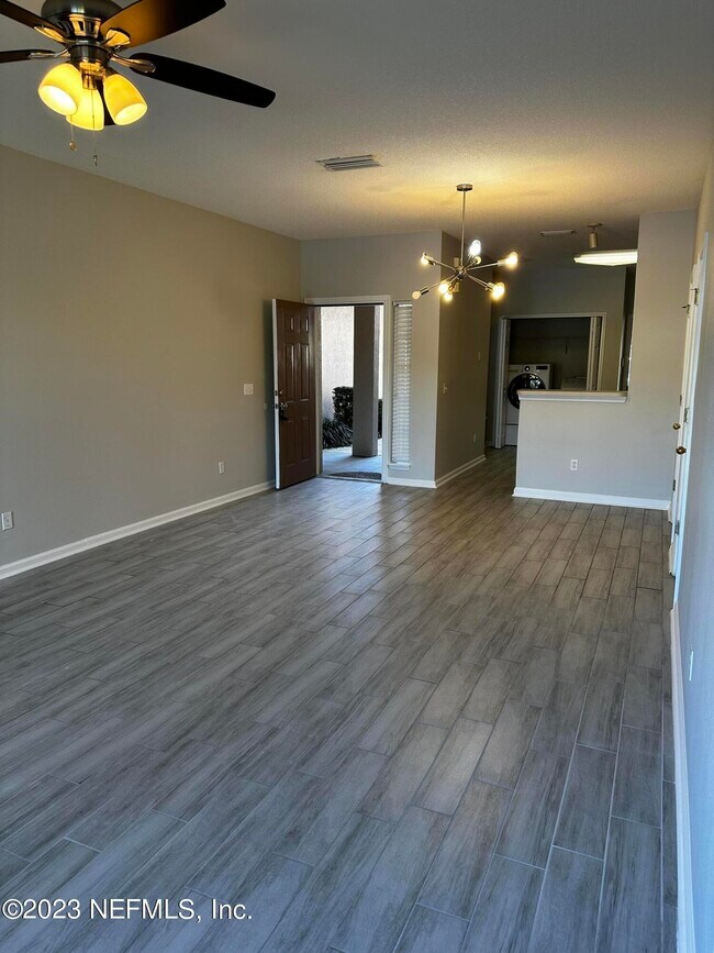 Building Photo - 559 Southbranch Dr