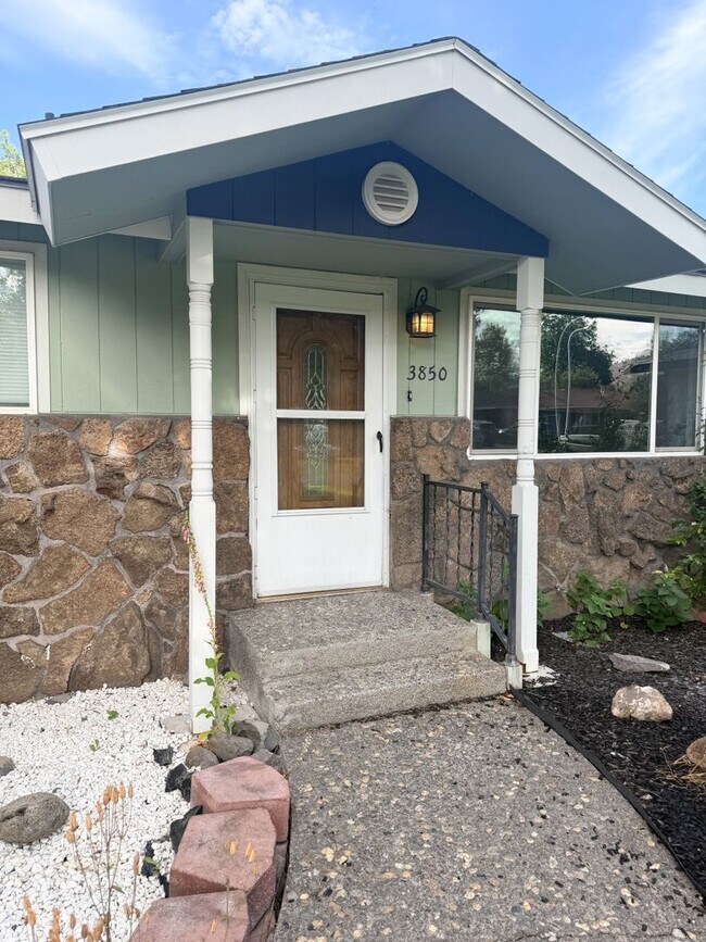 Building Photo - 3 Bedroom, 2 Bath House
