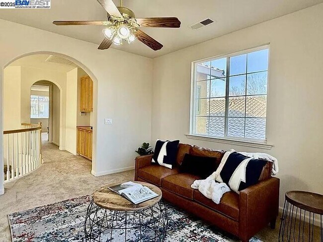 Building Photo - 3017 Roslyn Dr