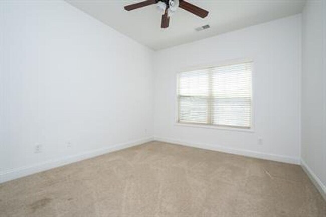 Building Photo - Stunning 4/3 Available Now!