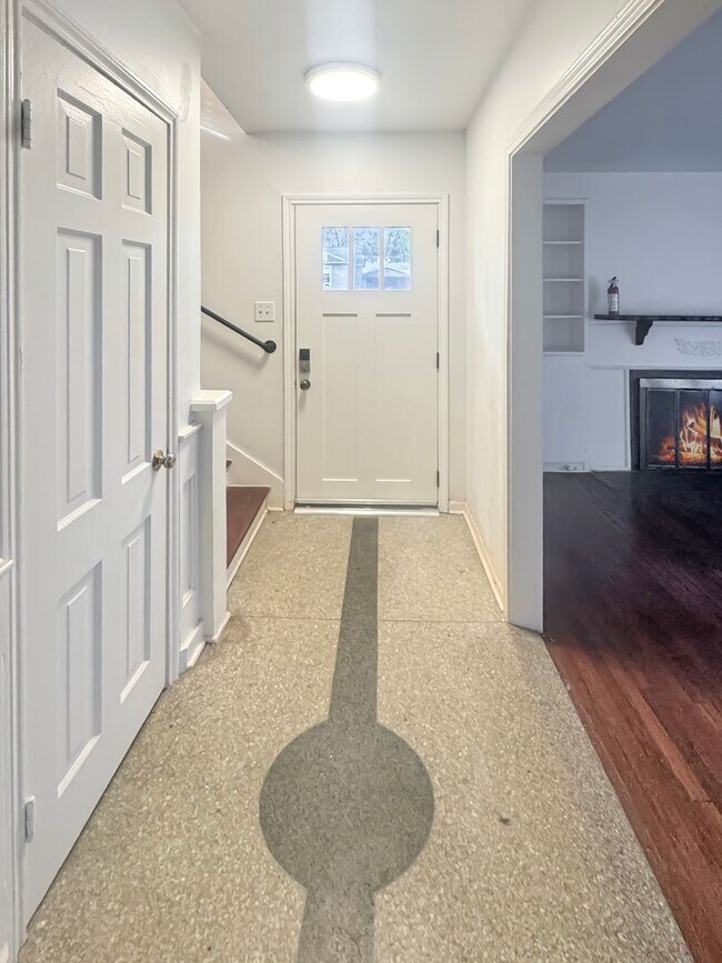 Building Photo - Alamo Heights Move In ready