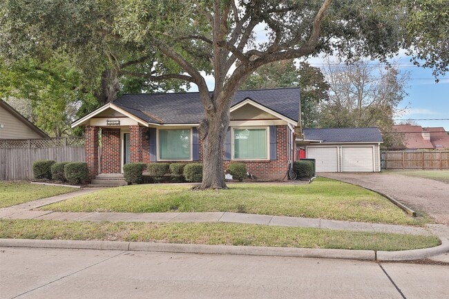 Building Photo - 607 Lakeview Dr