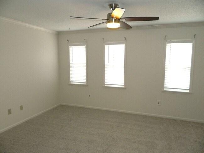 Building Photo - 407 Folkstone Cir