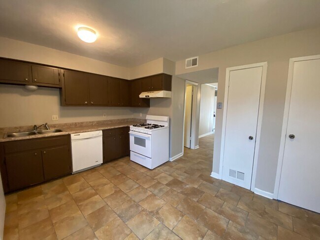 Building Photo - 601 Stratford Dr