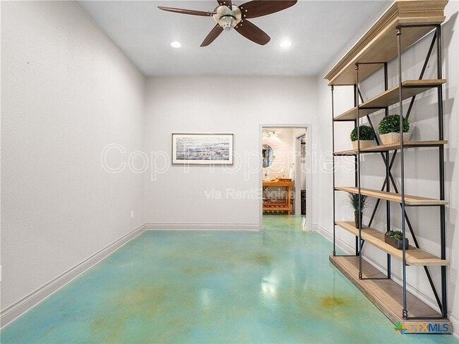 Building Photo - 321 Village View Dr