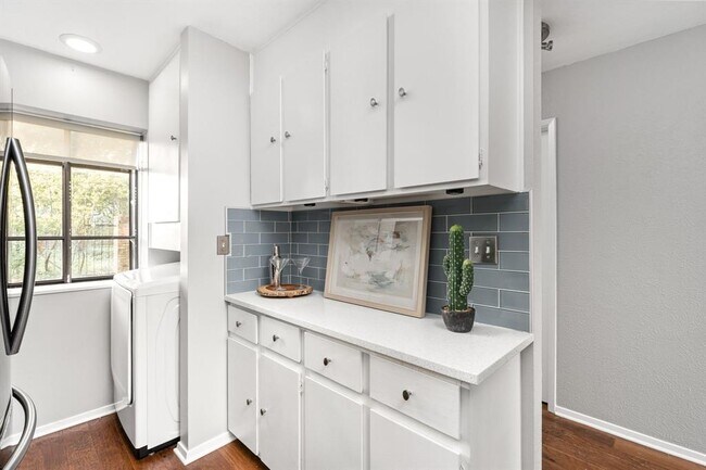 Building Photo - 7122 Wood Hollow Dr