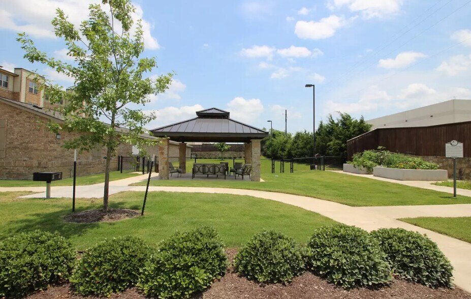 Grounds/ Courtyard - Evergreen at Arbor Hills