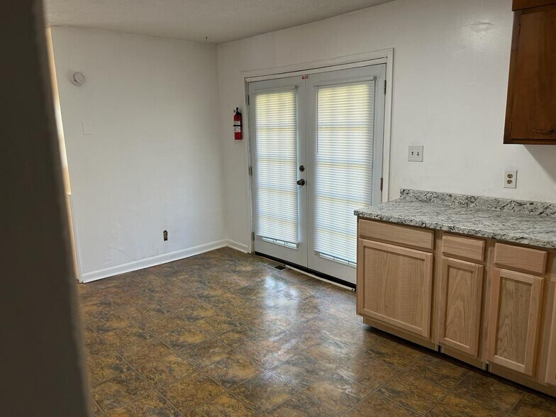 Building Photo - 2336 Lake Ave