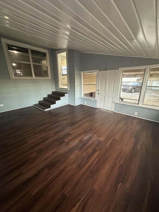 Building Photo - 1633 Yvonne Dr