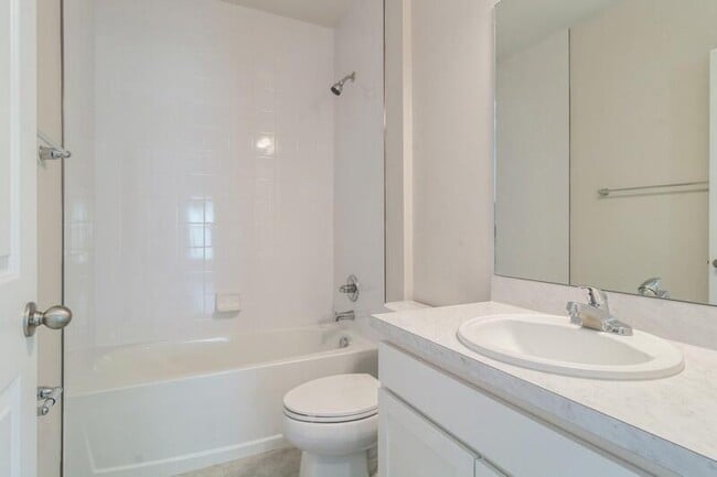 Building Photo - 3374 N Park Dr